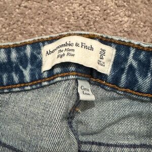 Abercrombie & Fitch The Mom High Rise Curve Love Jeans